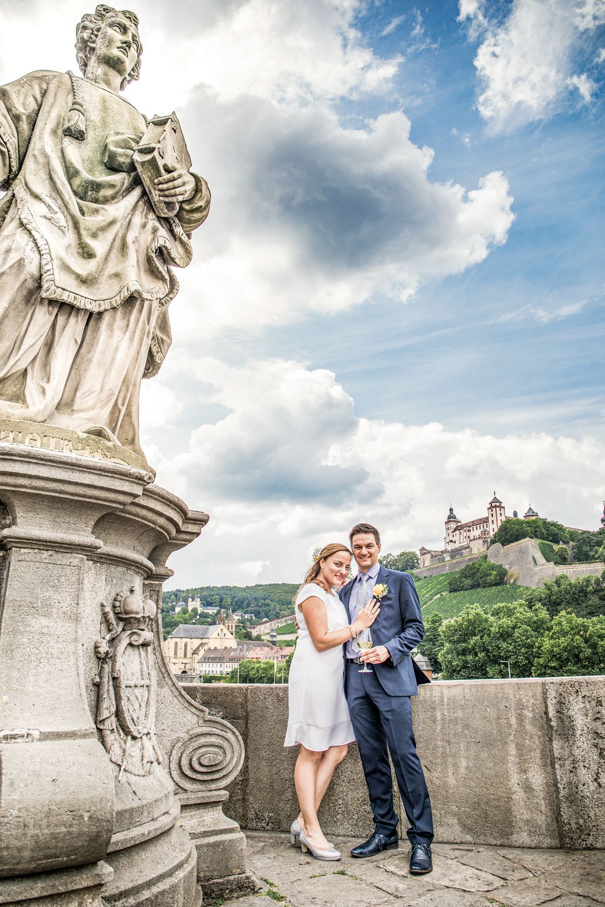 Alte Mainbr&uuml;cke in W&uuml;rzburg mit Brautpaar