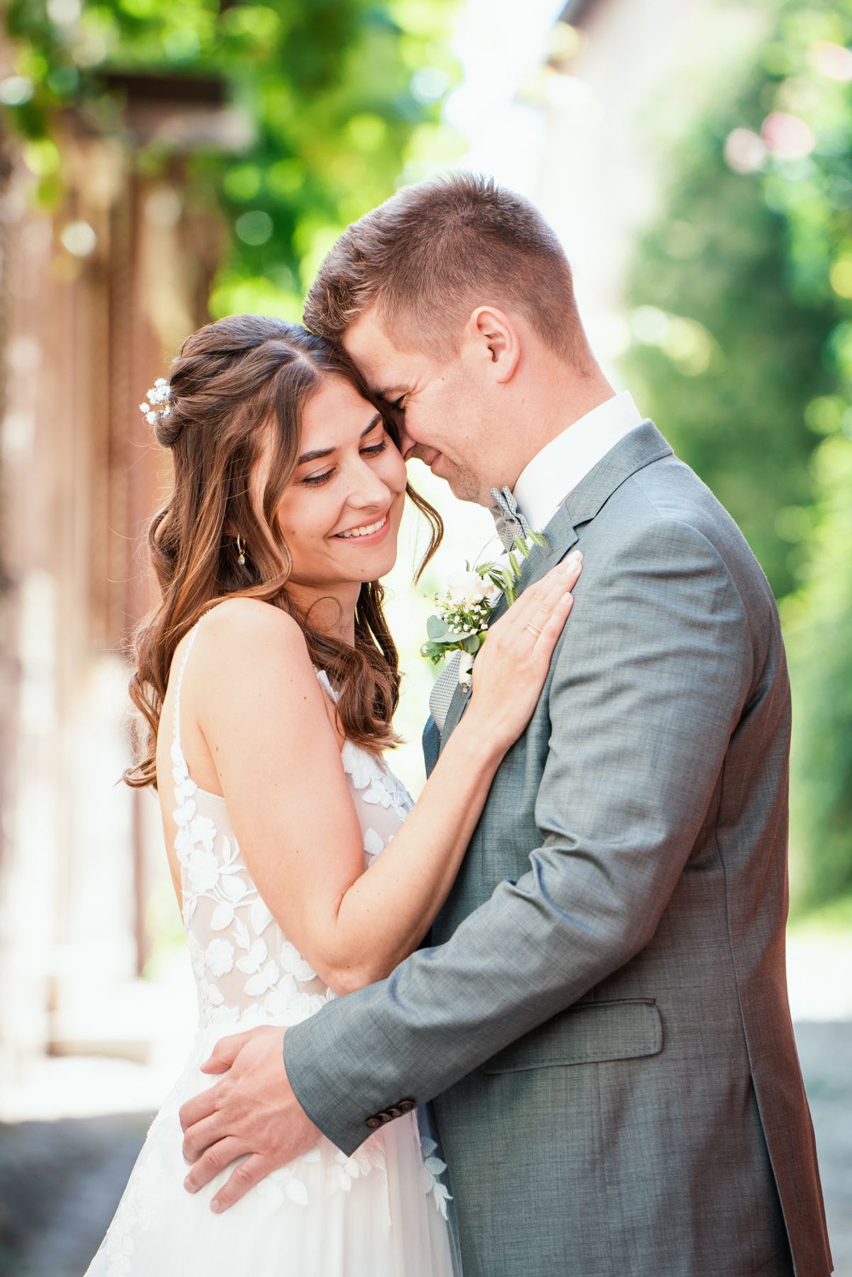 Brautpaar steht in einer kleinen Gasse, Brautpaarshooting